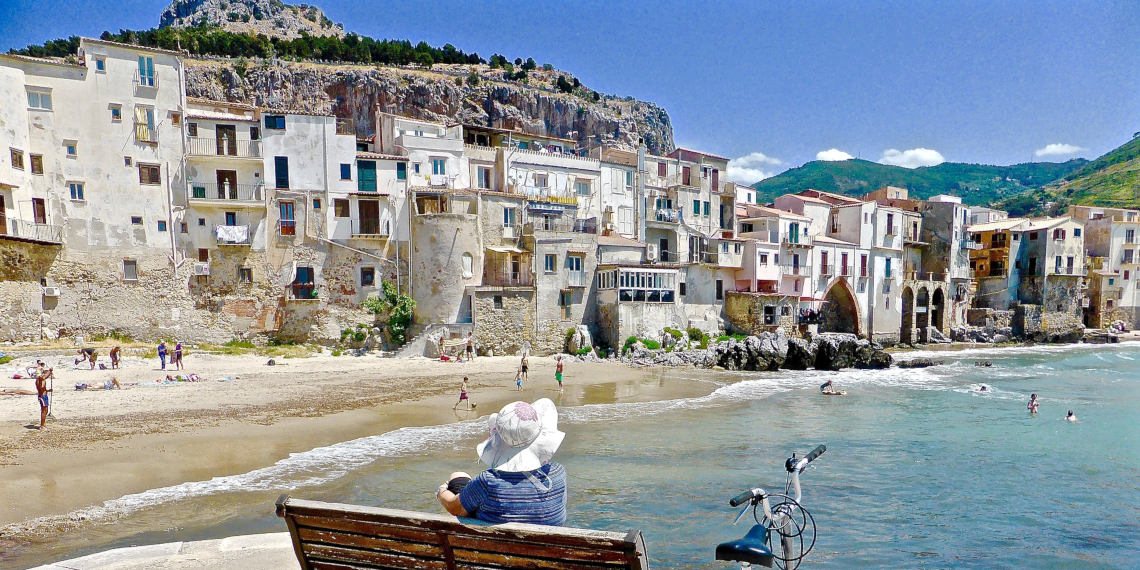 Viaggia in Sicilia con FlixBus! La spiaggia di Cefalù