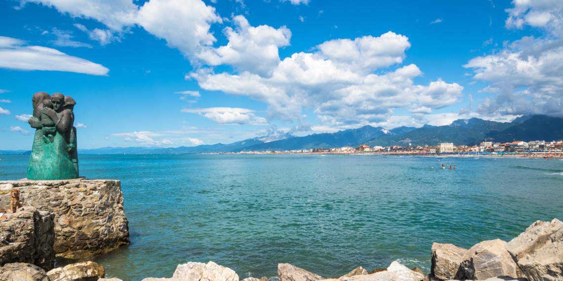 Viaggia con FlixBus e goditi Viareggio! Passeggiata nella darsena di Viareggio