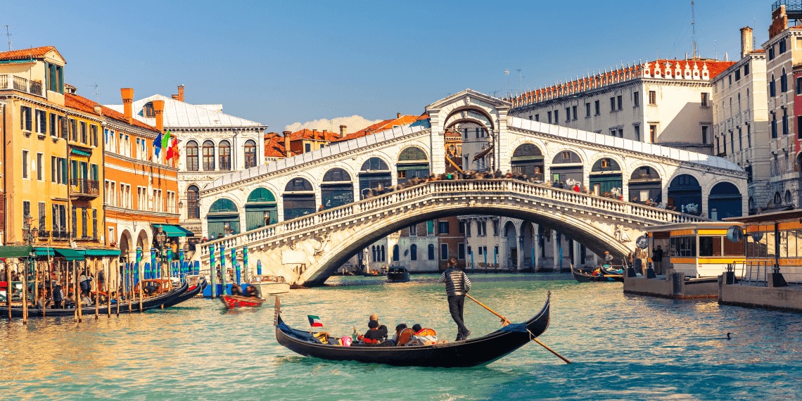 Viaggia con FlixBus e goditi Venezia! Gondola con i turisti a Venezia