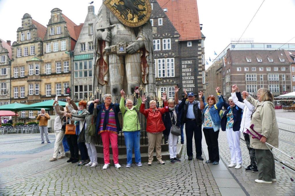 Lustige Gruppe vor dem Roland (2) Lustige Gruppe vor dem Roland (2)