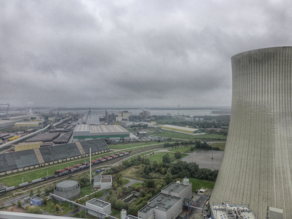 Blick über den Rostocker Hafen, rechts der Kühlturm des Kraftwerks (140m hoch) Blick über den Rostocker Hafen, rechts der Kühlturm des Kraftwerks (140m hoch)