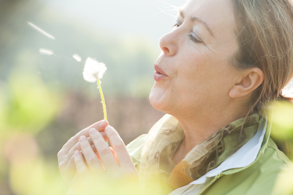 Frau mit Pusteblume Frau mit Pusteblume