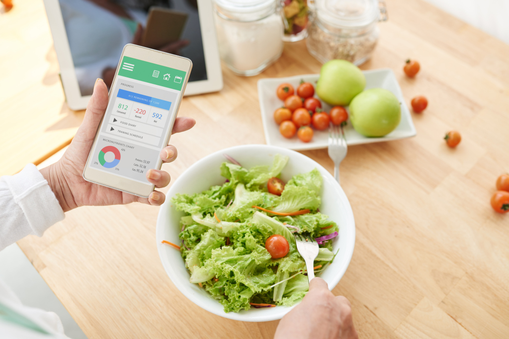 Smartphone vor einem Salat Smartphone vor einem Salat