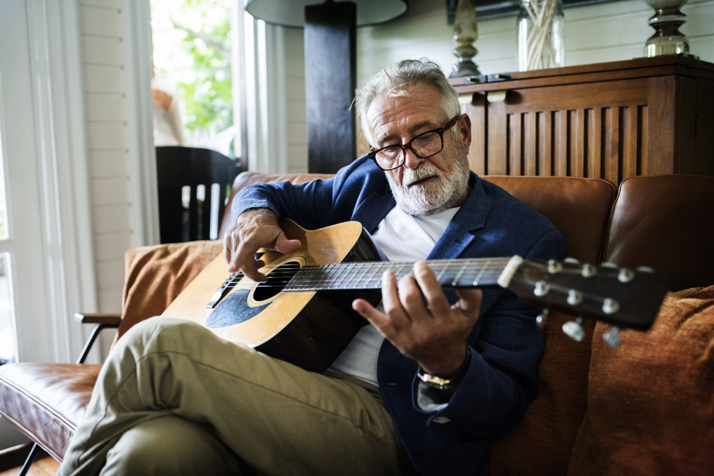 Mann beim Gitarre spielen Mann beim Gitarre spielen
