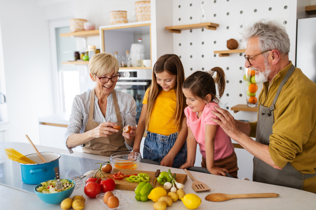 Großeltern kochen mit Enkelinnen Großeltern kochen mit Enkelinnen