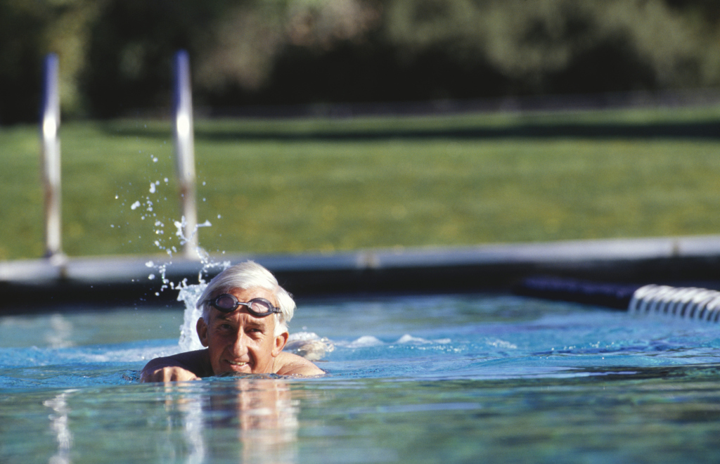 Mann beim Schwimmen im Freibad Mann beim Schwimmen im Freibad