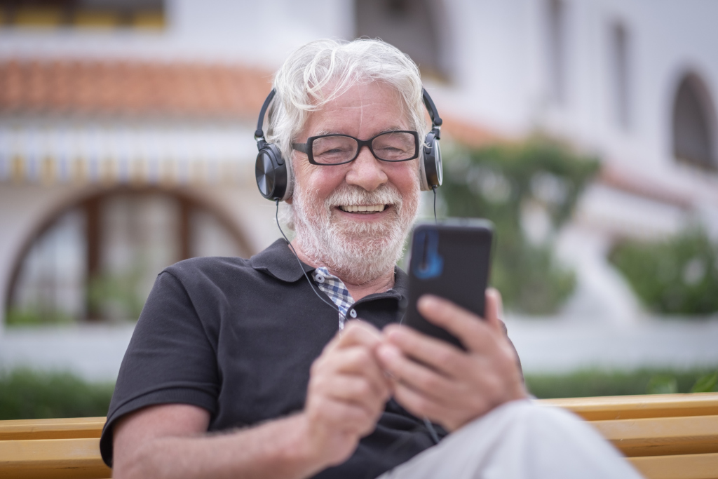 Senior mit Smartphone im Chat Senior mit Smartphone im Chat