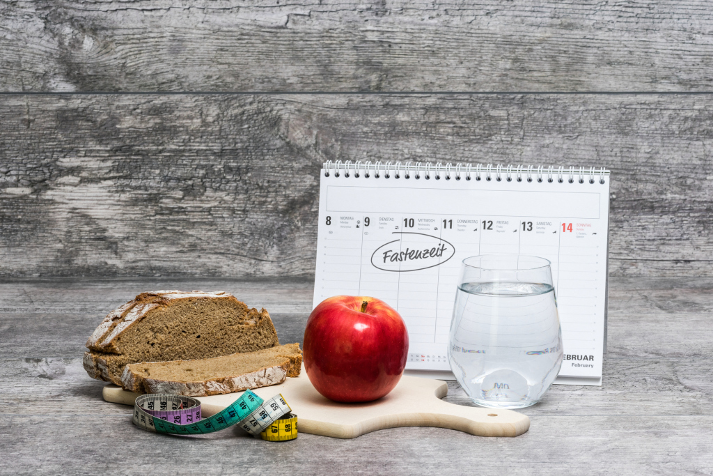 Diät-Menü mit Kalender mit Aufschrift Fastenzeit Diät-Menü mit Kalender mit Aufschrift Fastenzeit