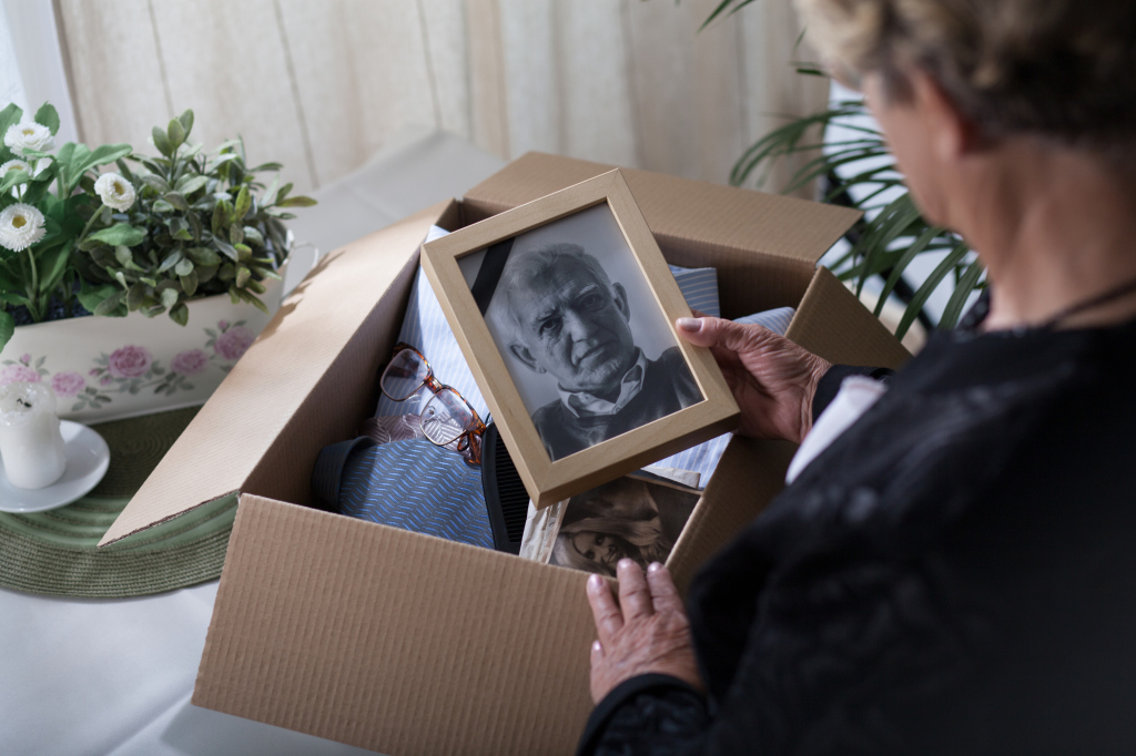 eine Frau hält das Bild eines Mannes in der Hand eine Frau hält das Bild eines Mannes in der Hand