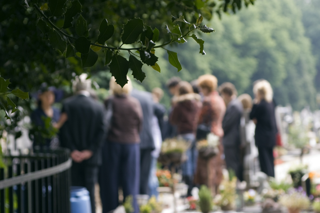 Personen auf einem Friedhof Personen auf einem Friedhof