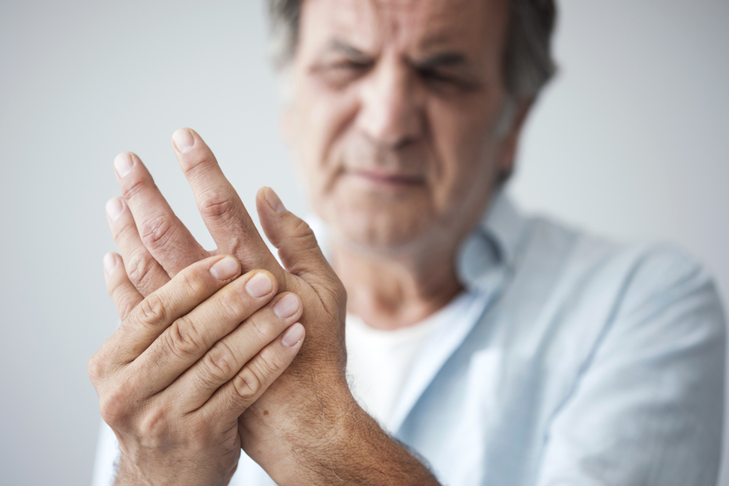 Mann mit Fingerschmerzen Mann mit Fingerschmerzen