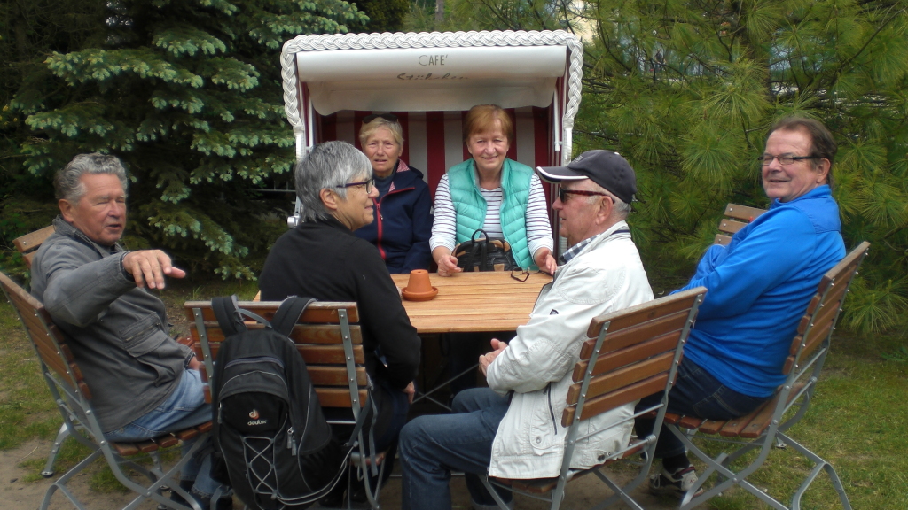 alle an einem Tisch alle an einem Tisch