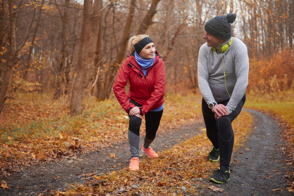 Eine Frau und ein Mann im herbstlichen Wald beim Sport Eine Frau und ein Mann im herbstlichen Wald beim Sport