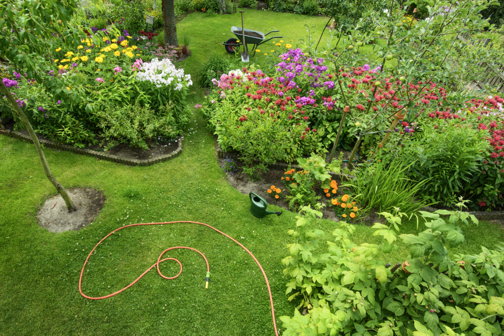 Garten mit Blumenbeet Garten mit Blumenbeet