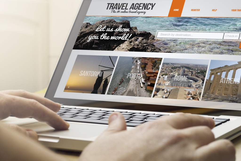 Reisewebsite auf einem Laptop Reisewebsite auf einem Laptop