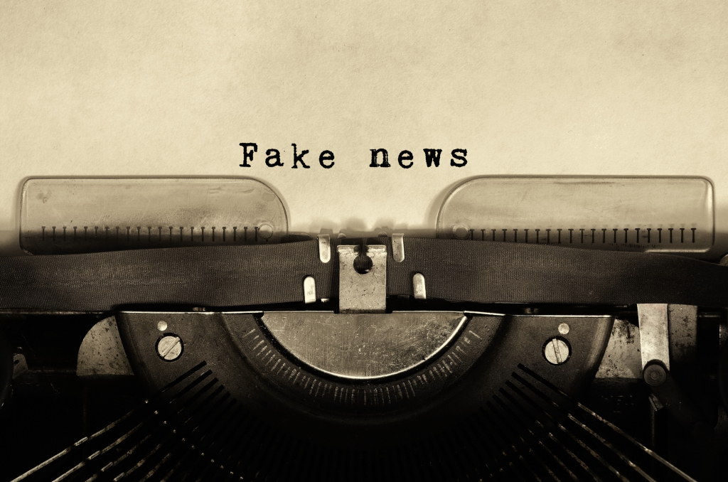 Schreibmaschine, die den Schriftzug Fake-News schreibt Schreibmaschine, die den Schriftzug Fake-News schreibt