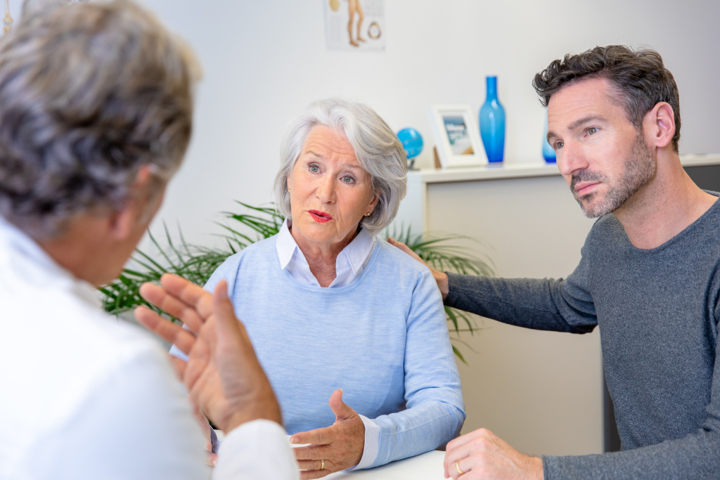 Arztgespräch Seniorin und Sohn Arztgespräch Seniorin und Sohn