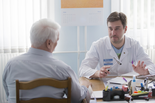 Arzt spricht mit Patient Arzt spricht mit Patient