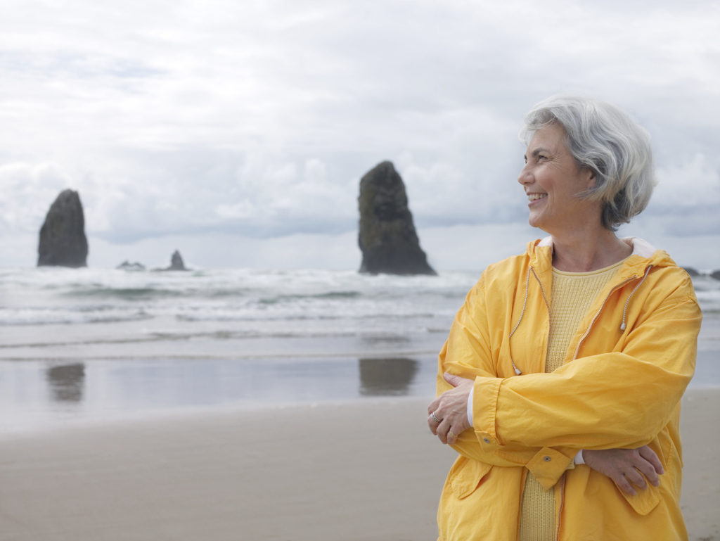 Frau mit gelber Jacke am Strand Frau mit gelber Jacke am Strand