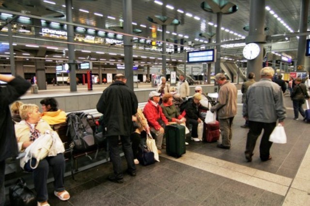 Warten auf den Zug nach Hause Warten auf den Zug nach Hause