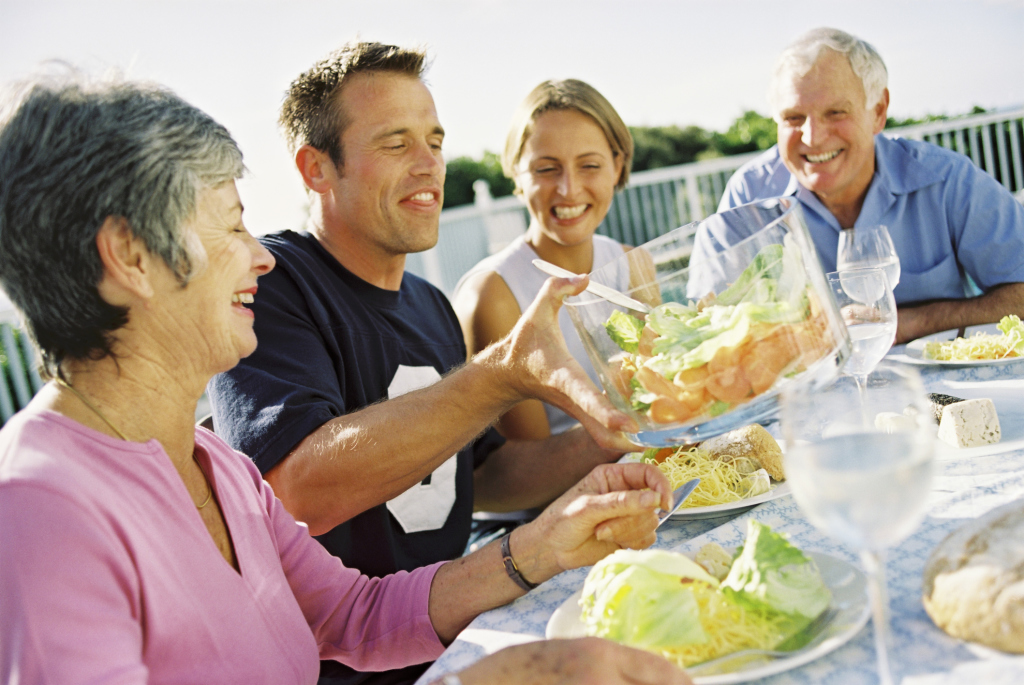 Menschen essen auf dem Balkon Menschen essen auf dem Balkon