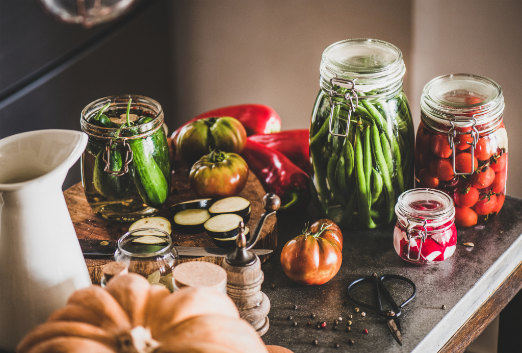 Fermentiertes Gemüse in Einmachgläsern Fermentiertes Gemüse in Einmachgläsern
