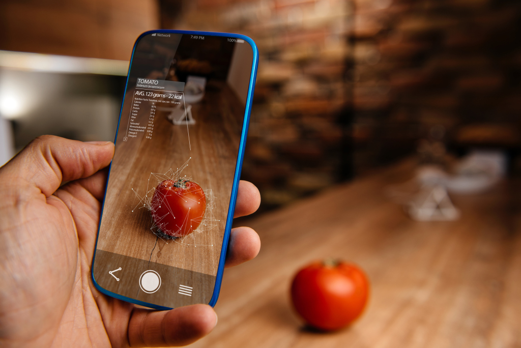 Smartphone analysiert Tomate Smartphone analysiert Tomate