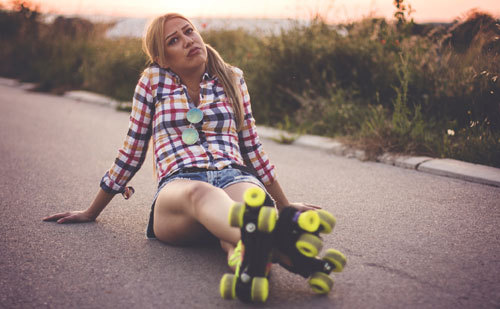 Frau in Hotpants mit Rollschuhen Frau in Hotpants mit Rollschuhen