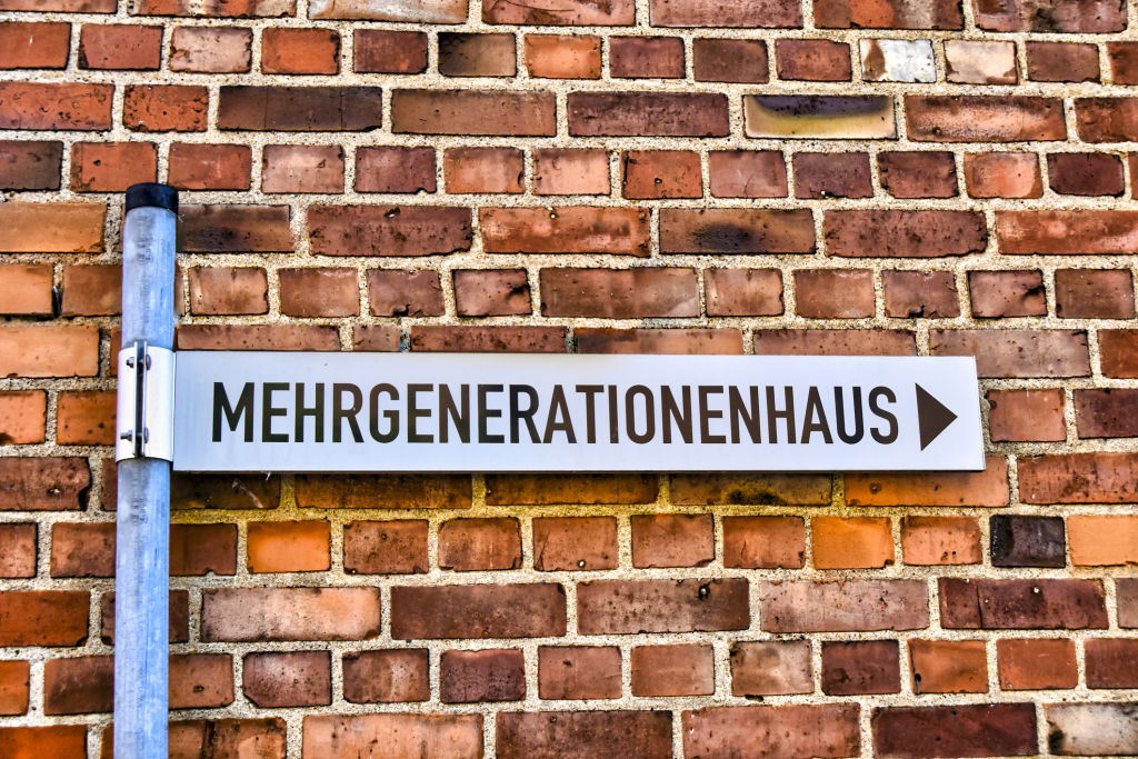 Straßenschild mit Schriftzug Straßenschild mit Schriftzug