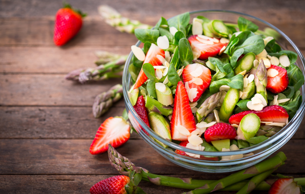 Spargelsalat mit Erdbeeren Spargelsalat mit Erdbeeren
