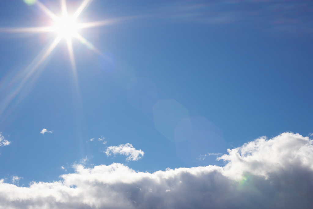 strahlend blauer Himmel mit Sonne strahlend blauer Himmel mit Sonne