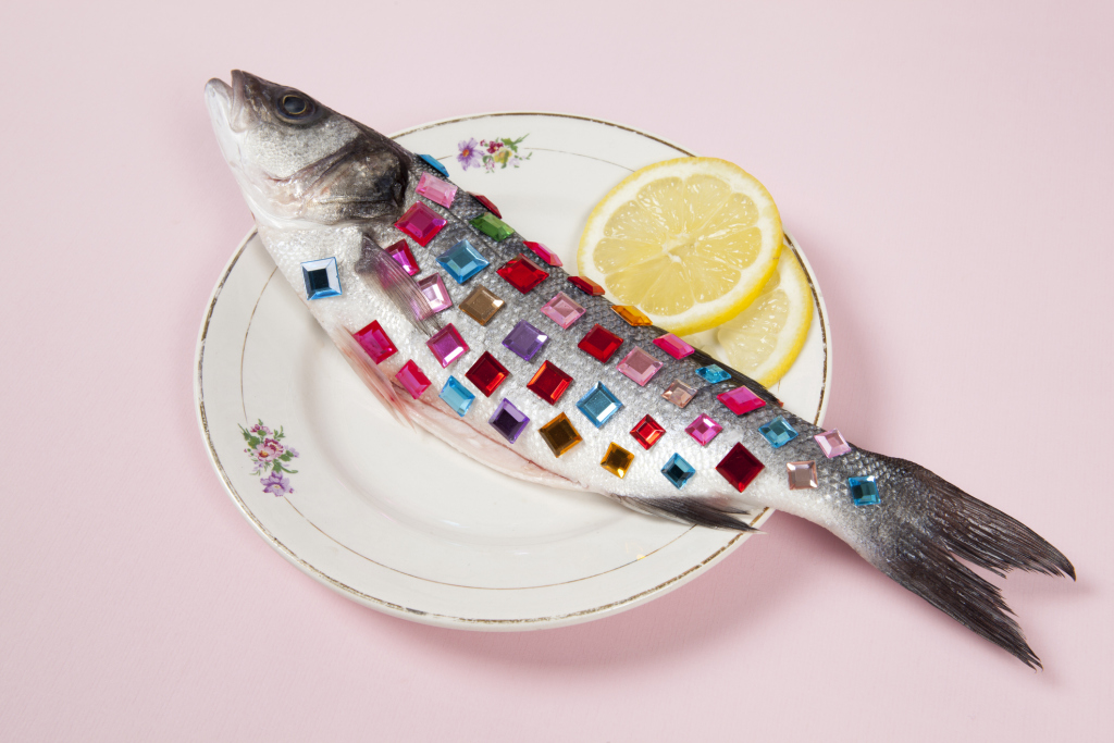 Ganzer Fisch mit Glitzersteinen und Zitrone Ganzer Fisch mit Glitzersteinen und Zitrone