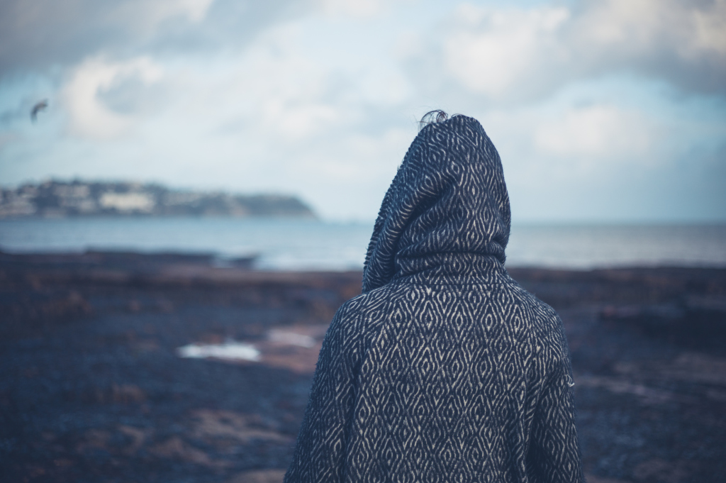 Frau von hinten am Meer - traurige Stimmung Frau von hinten am Meer - traurige Stimmung