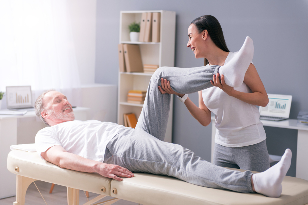 ein Mann bei der Physiotherapie ein Mann bei der Physiotherapie