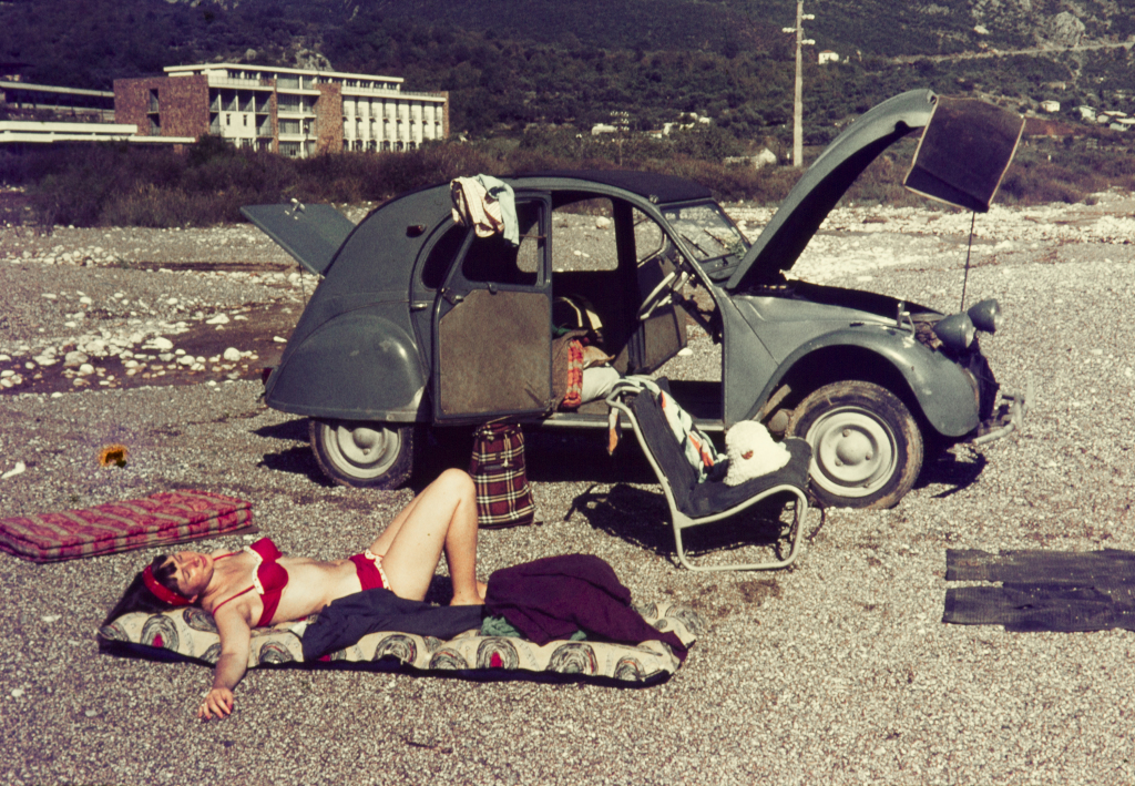 Strandleben 60er Jahre mit Citroën 2CV Strandleben 60er Jahre mit Citroën 2CV