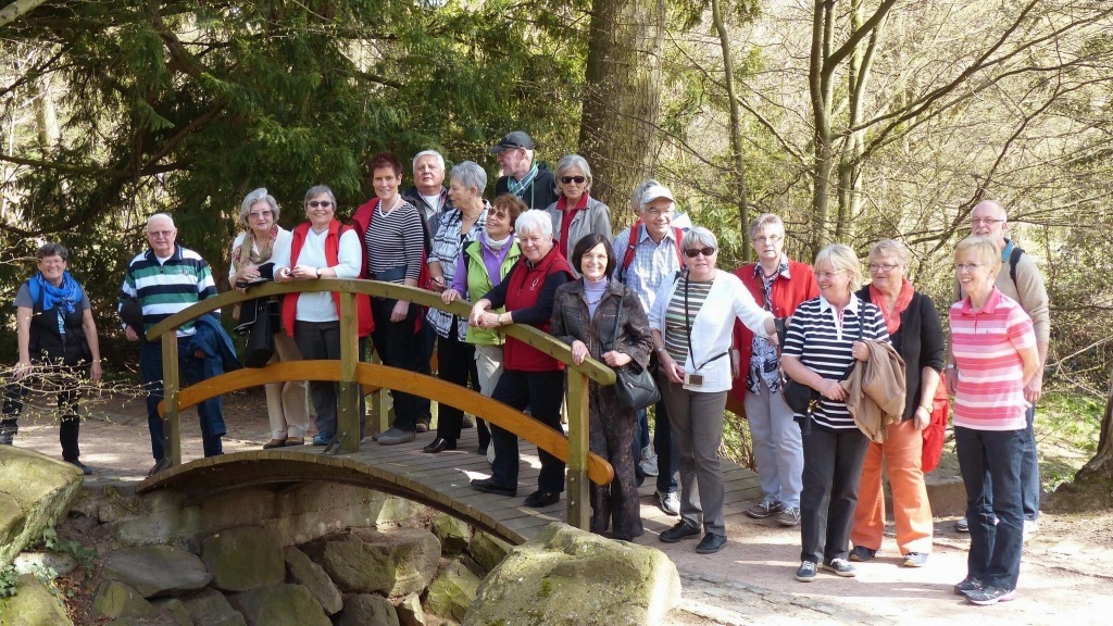 Gruppe Menschen auf einer Brücke Gruppe Menschen auf einer Brücke