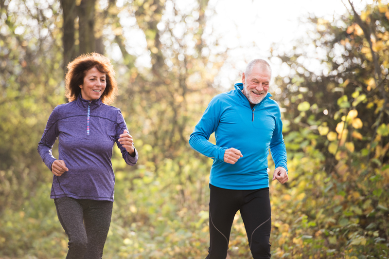 Paar joggt im Wald Paar joggt im Wald