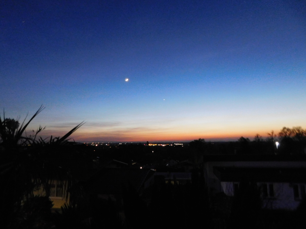 Abendhimmel über einer Stadt in der Ferne Abendhimmel über einer Stadt in der Ferne