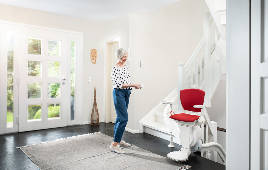 Seniorin mit Treppenlift Seniorin mit Treppenlift