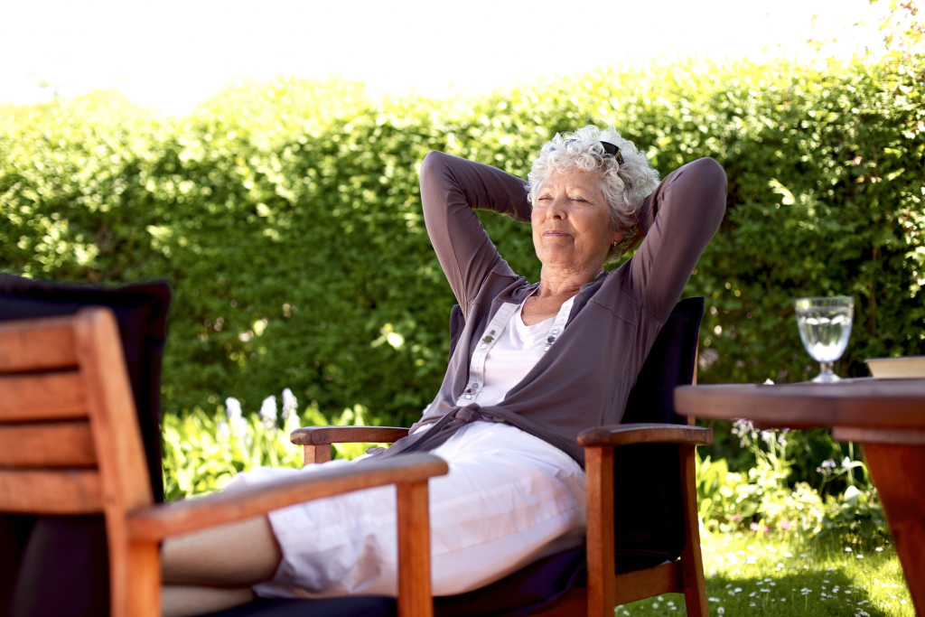 Frau entpannt im Garten Frau entpannt im Garten