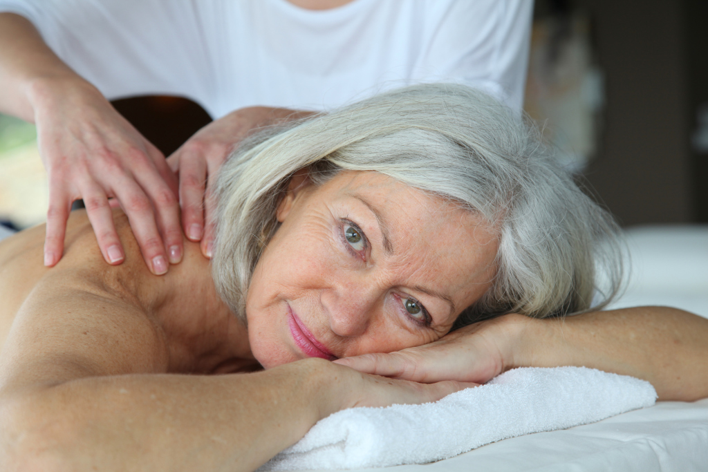 Frau bei einer Wellnessmassage Frau bei einer Wellnessmassage