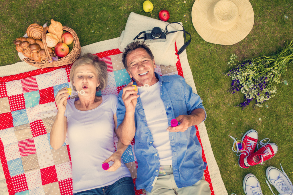Paar auf einer Picknickdecke Paar auf einer Picknickdecke