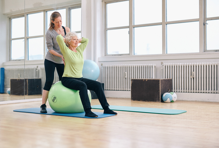 ältere Frau mit Trainerin im Fitnessstudio ältere Frau mit Trainerin im Fitnessstudio