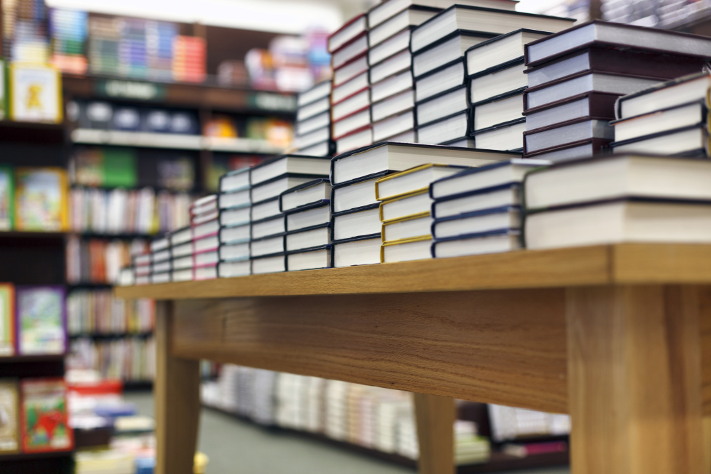 Buchladen mit Büchertisch Buchladen mit Büchertisch
