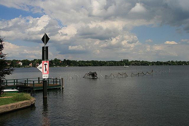 Erreichen des Müggelsees Der Müggelsee ist der größte der Berliner Seen. Zur Abgrenzung von dem mit ihm verbundenen, nur 15 Hektar großen Kleinen Müggelsee wird er als Großer Müggelsee bezeichnet. Der Müggelsee gehört zum Berliner Bezirk Treptow-Köpenick, Erreichen des Müggelsees Der Müggelsee ist der größte der Berliner Seen. Zur Abgrenzung von dem mit ihm verbundenen, nur 15 Hektar großen Kleinen Müggelsee wird er als Großer Müggelsee bezeichnet. Der Müggelsee gehört zum Berliner Bezirk Treptow-Köpenick,