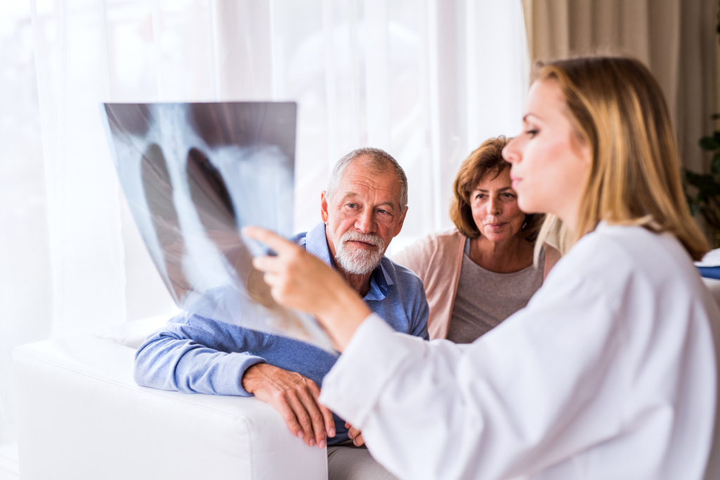 Ärztin erklärt Patienten etwas Ärztin erklärt Patienten etwas