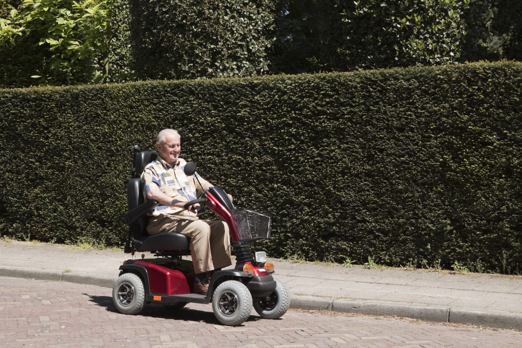 Senior fährt Elektromobil Senior fährt Elektromobil