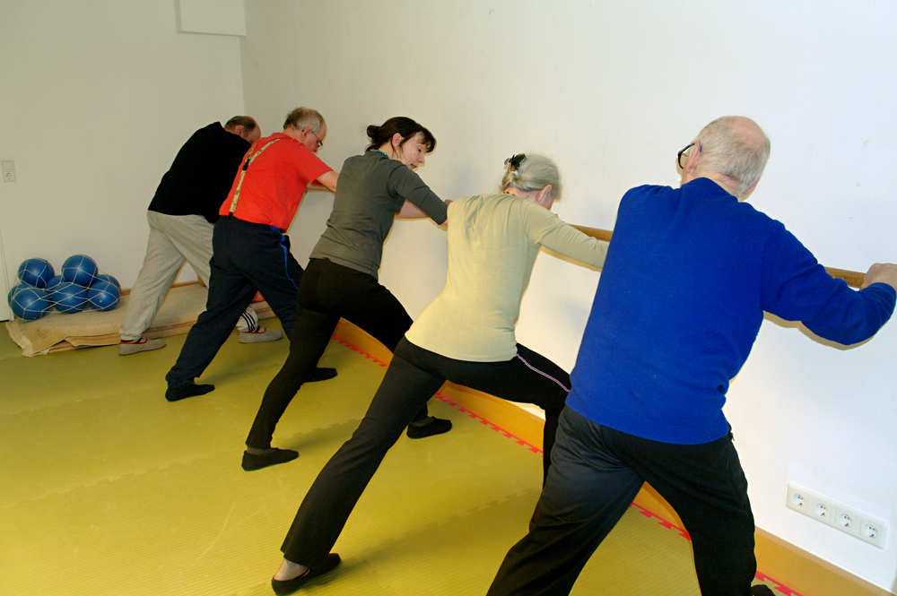 Selbsthilfegruppe Parkinson macht Gymnastik Selbsthilfegruppe Parkinson macht Gymnastik
