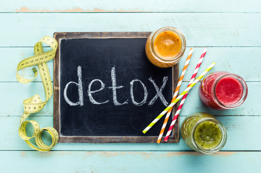 Smoothies, Maßband und Tafel, wo detox draufsteht Smoothies, Maßband und Tafel, wo detox draufsteht