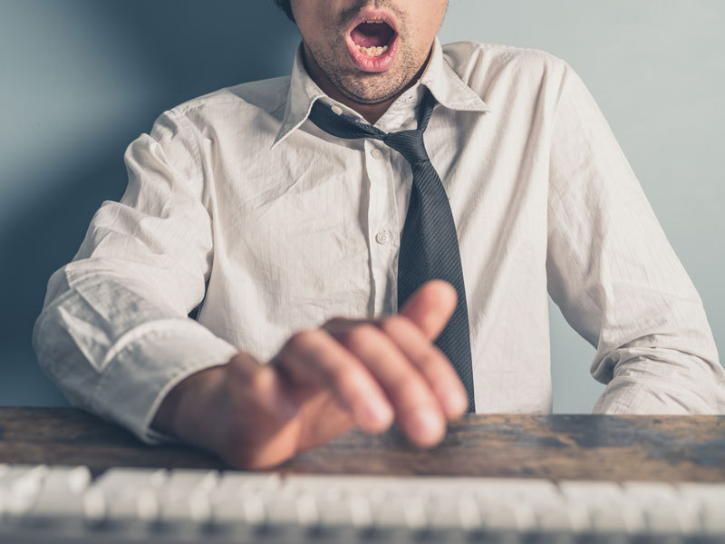 Mann befriedigt sich vor dem PC Mann befriedigt sich vor dem PC